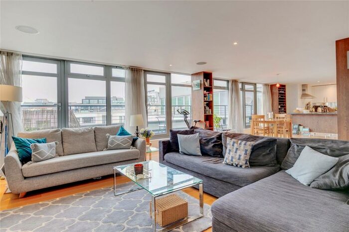 2 Bedroom Flat To Rent In Dickens Court, - Britton Street, London, EC1M