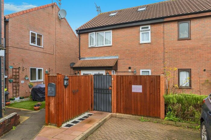 1 Bedroom End Of Terrace House For Sale In Copperfields, Luton, Bedfordshire, LU4