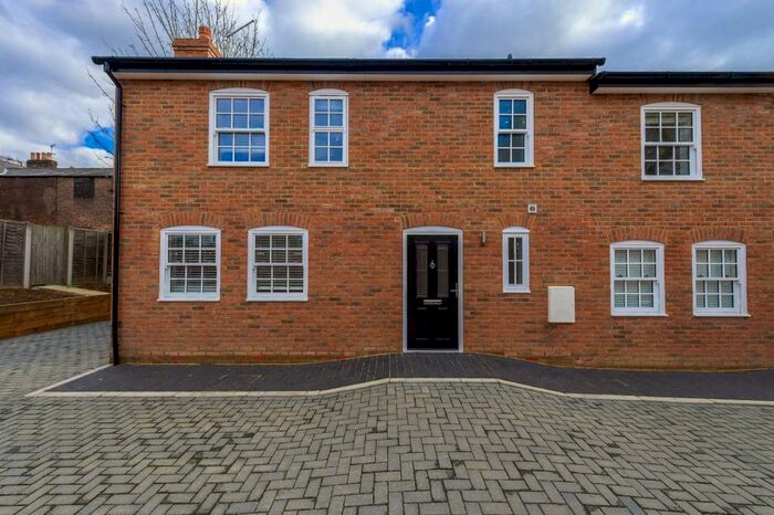 3 Bedroom Terraced House To Rent In College Place, AL3