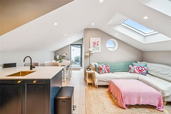 2 Bedroom Flat For Sale In Bellevue Road, SW17