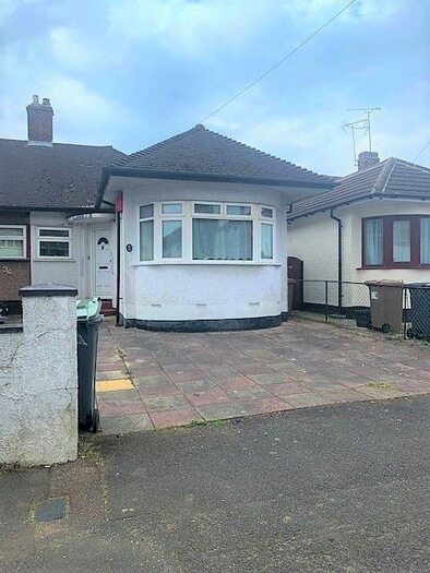 2 Bedroom Bungalow To Rent In Stanford Road, Luton, LU2