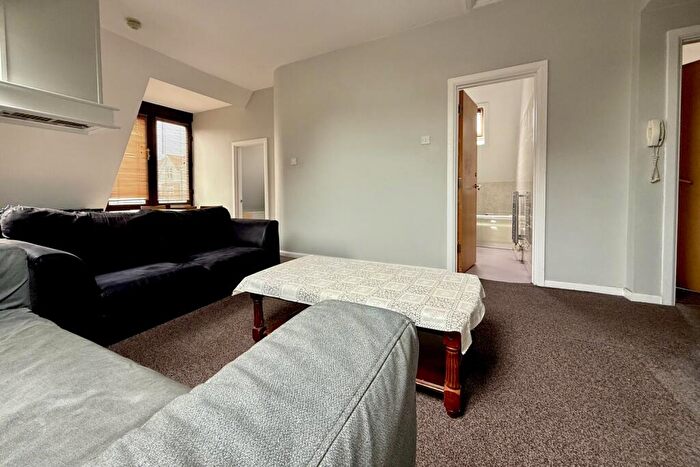 2 Bedroom Flat To Rent In Cyncoed Road, Cyncoed, CF23