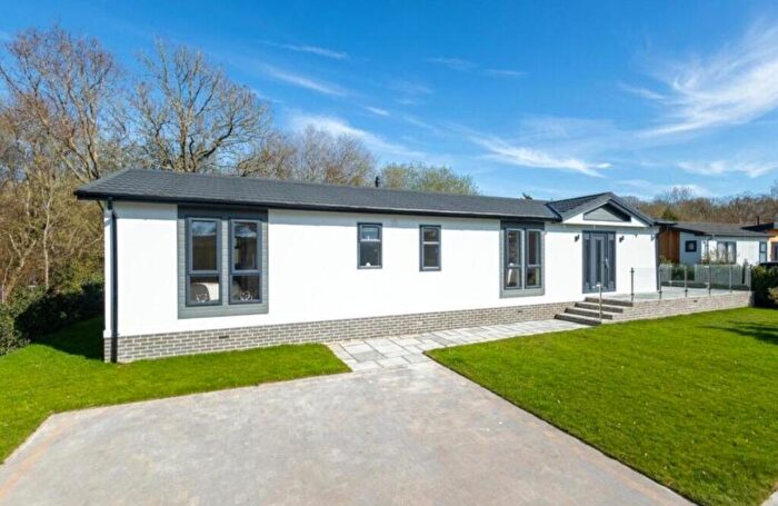 2 Bedroom Park Home For Sale In Riseley, Reading, RG7