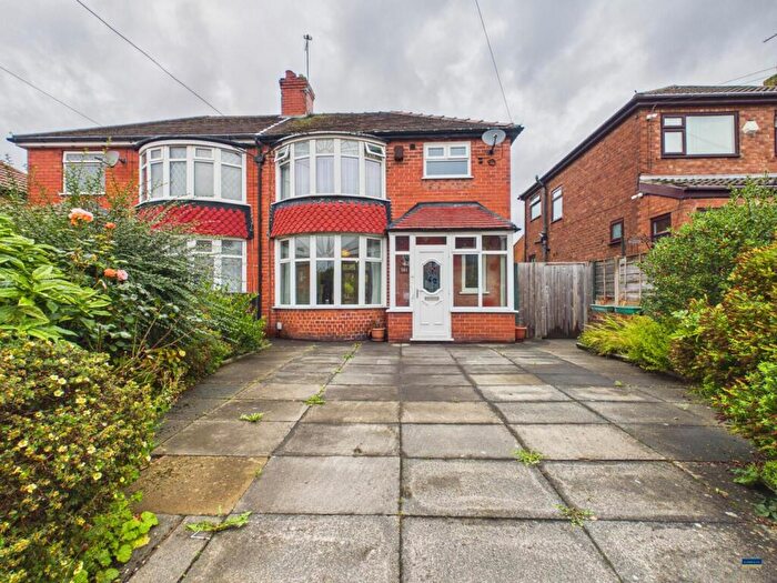 3 Bedroom Semi Detached House For Sale In Hawthorn Road, Manchester, M40