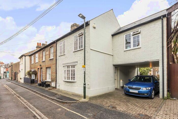 3 Bedroom Property To Rent In Watts Lane, Teddington, TW11