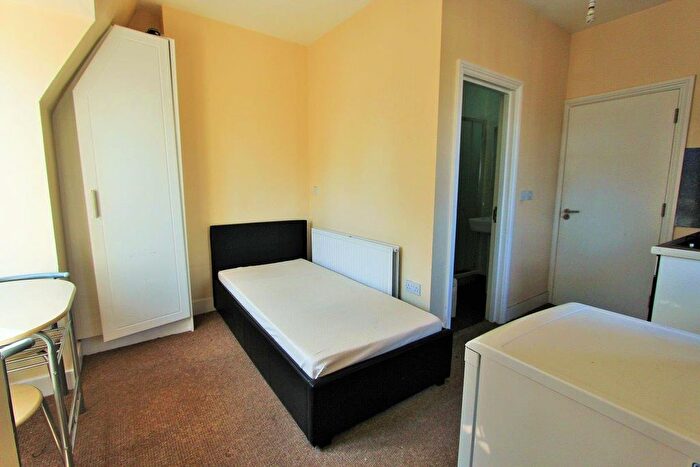 Studio To Rent In Flat D Boleyn Road, Hackney, N16