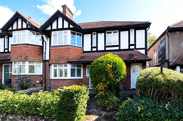 3 Bedroom Maisonette For Sale In Woodleigh Gardens, London, SW16
