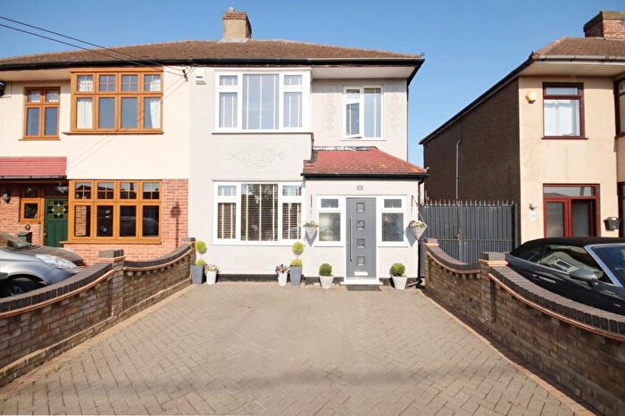 3 Bedroom Semi Detached House For Sale In Lake Avenue, Rainham, RM13