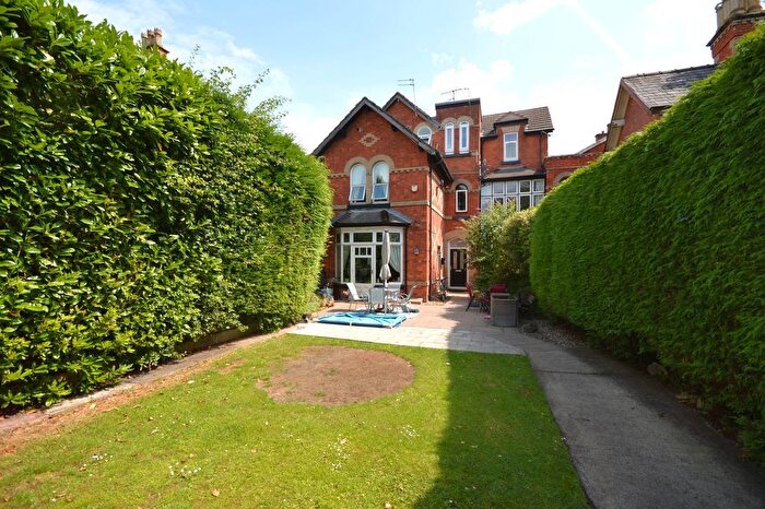 2 Bedroom Flat For Sale In Whitefield, Heaton Norris, SK4