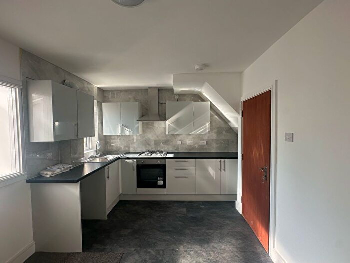 3 Bedroom Semi-Detached House To Rent In Fourth Avenue, Luton, LU3