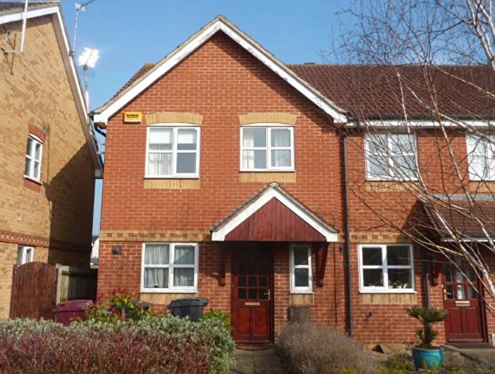 3 Bedroom Semi-Detached House To Rent In Elliotts Way, RG4
