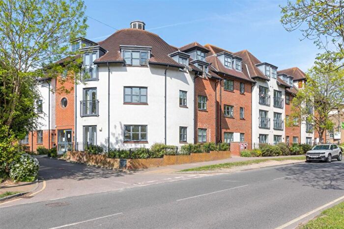 2 Bedroom Apartment For Sale In Dunkerley Court, Birds Hill, Letchworth Garden City, SG6
