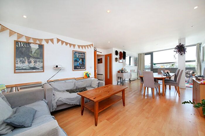 3 Bedroom Flat To Rent In Courtenay House, New Park Road, SW2