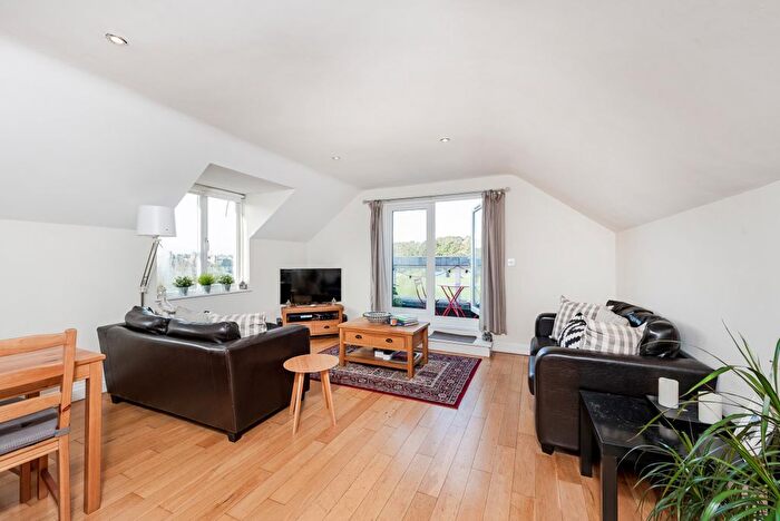 2 Bedroom Flat To Rent In Fishponds Road, Tooting, SW17