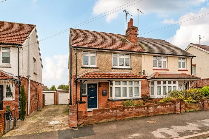 3 Bedroom Semi Detached House For Sale In West Reading, Berkshire, RG30
