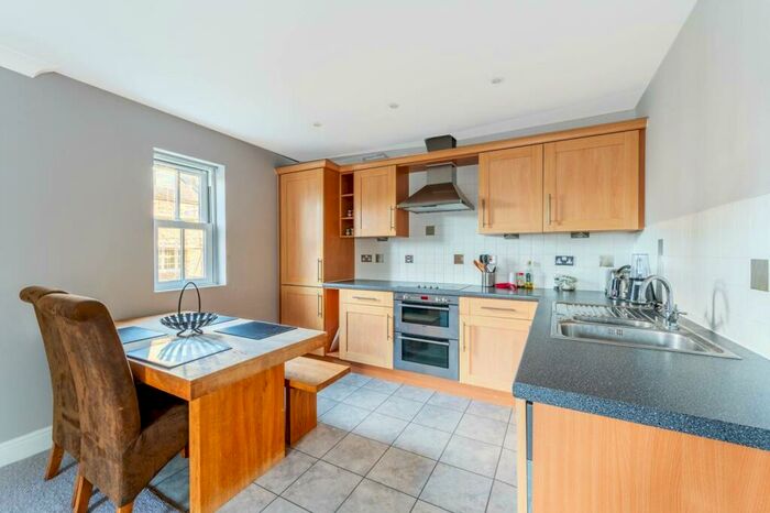 2 Bedroom Flat To Rent In Martell Road, West Dulwich, London, SE21