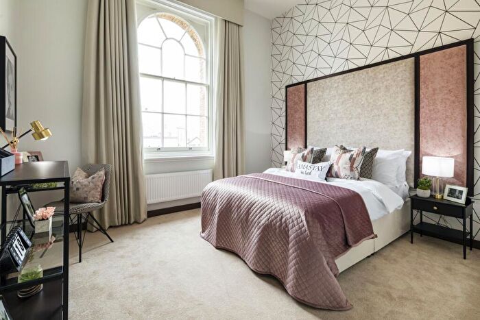 2 Bedroom Apartment For Sale In Gun Hill Park, Hospital Road, Aldershot, GU11
