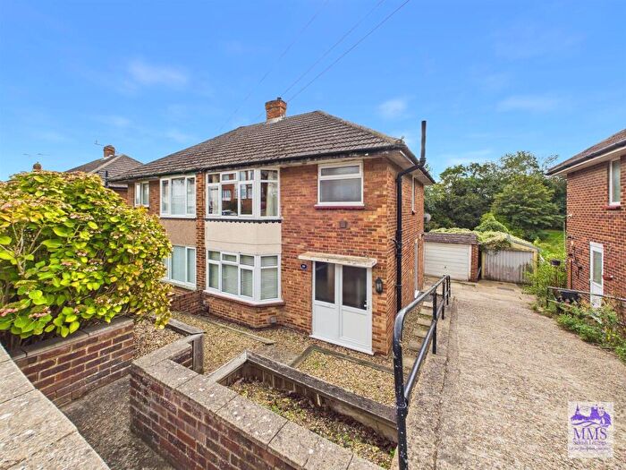 3 Bedroom Semi-Detached House For Sale In Poplar Road, Stood, ME2