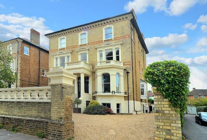 2 Bedroom Flat To Rent In Avenue Elmers, Surbiton, KT6
