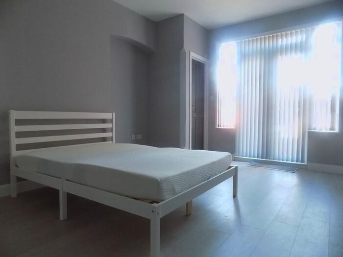 Studio To Rent In Biscot Road, Luton, Bedfordshire, LU3