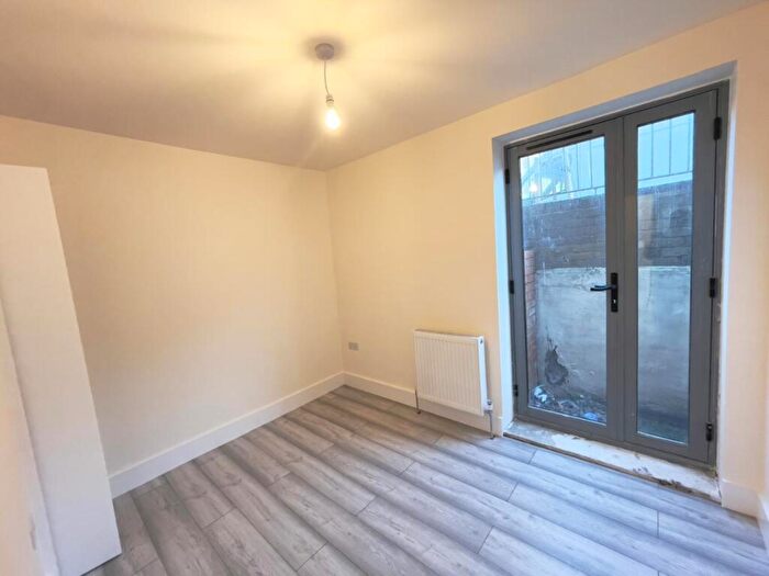 1 Bedroom Flat To Rent In Platinum Court, Cephas Avenue, Stepney Green, E1