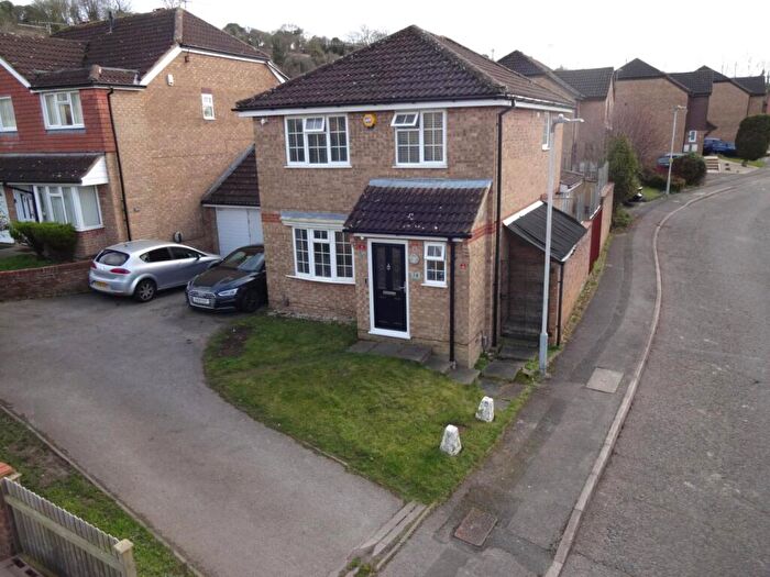 3 Bedroom Link Detached House For Sale In Harveys Hill, Luton, Bedfordshire, LU2