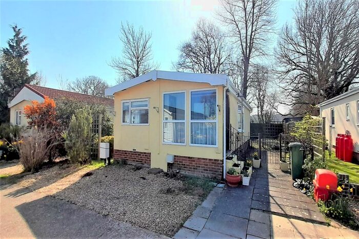 2 Bedroom Park Home For Sale In Oaktree Caravan Site, Allington Lane, Southampton, SO30