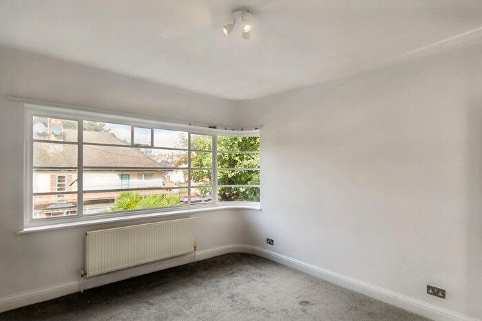 3 Bedroom Flat To Rent In Glenhill Close (), Finchley `, N3