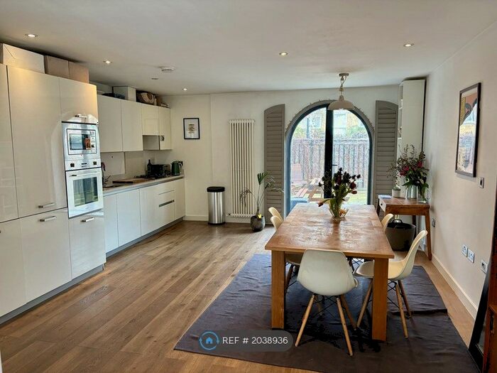 3 Bedroom Flat To Rent In Chapelford Appartments, Bow, E3