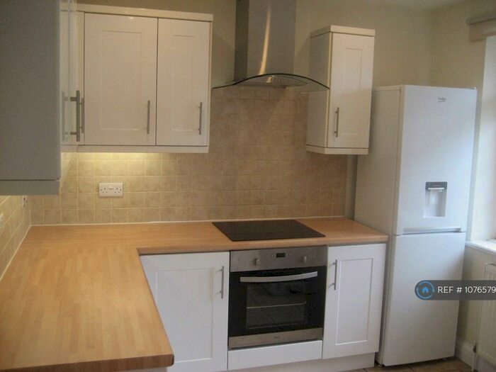 2 Bedroom Flat To Rent In Queens Road, Weybridge, KT13