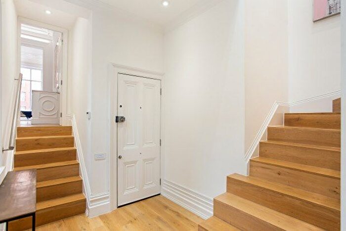 3 Bedroom Flat To Rent In Palace Gate, London, W8