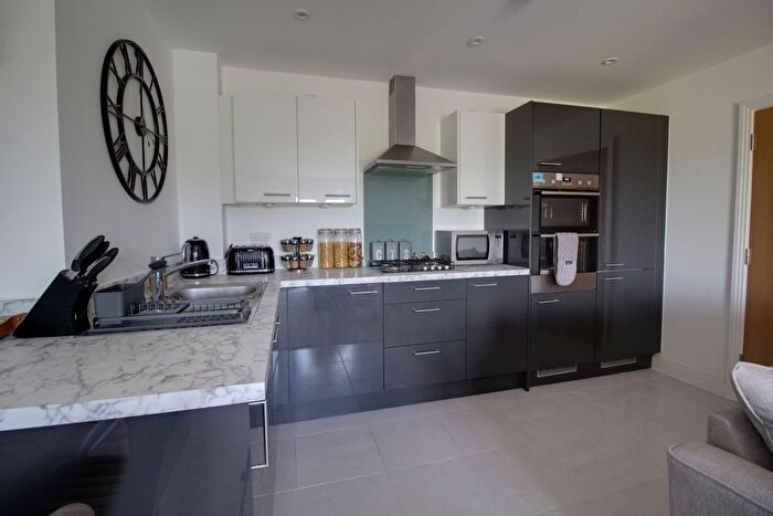 2 Bedroom Flat To Rent In Englefield Place Earley, Reading, Berkshire, RG6