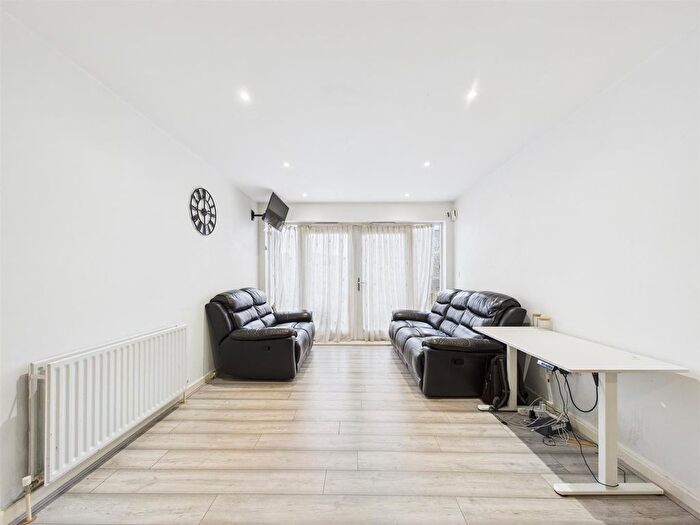 2 Bedroom Flat For Sale In Cornwall Road, London, N15