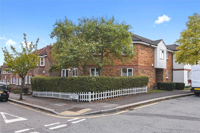 2 Bedroom Flat To Rent In Woodville Road, London, E18