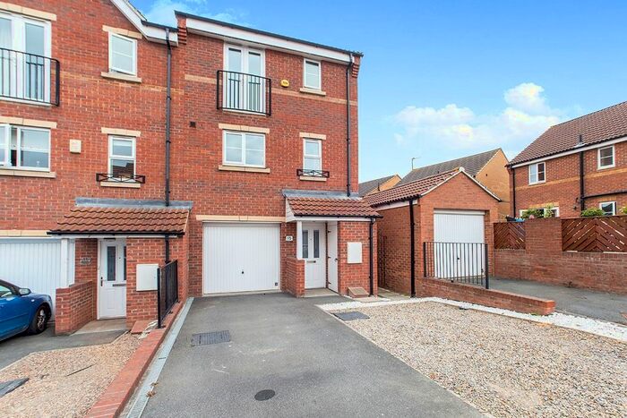 4 Bedroom Terraced House To Rent In Dandelion Close, Whitwood, Castleford, West Yorkshire, WF10