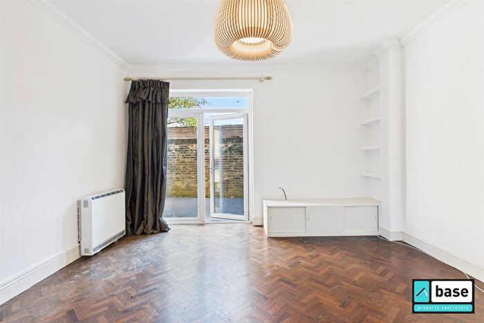 2 Bedroom Flat To Rent In St James Court, Bethnal Green Road, E2