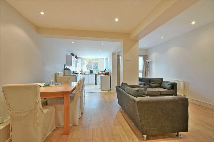 2 Bedroom Flat To Rent In Wandsworth Road, Clapham, SW8