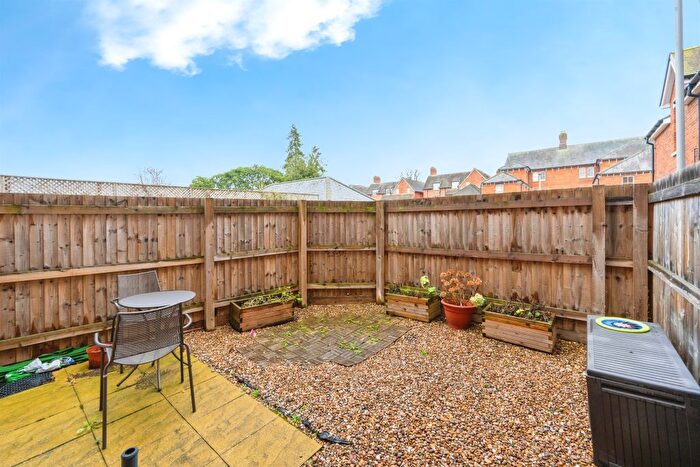 2 Bedroom Flat For Sale In Warwick Avenue, Bedford, MK40