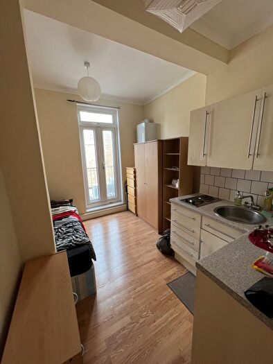 Terraced House To Rent In Munster Road, London, SW6
