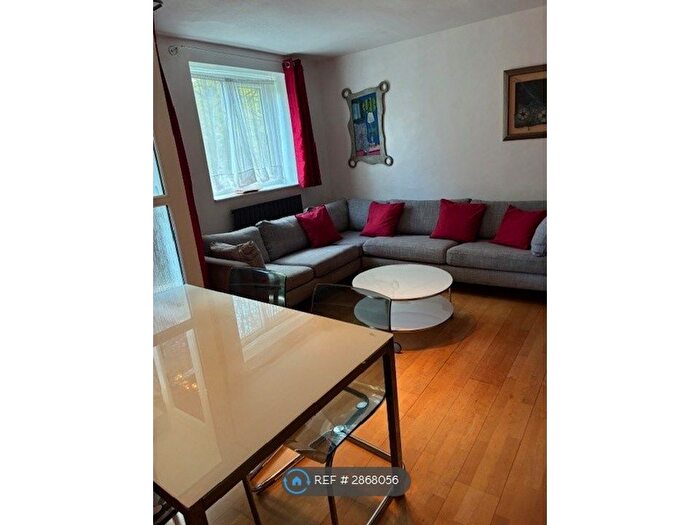 2 Bedroom Flat To Rent In Innes Gardens, Putney, London, SW15