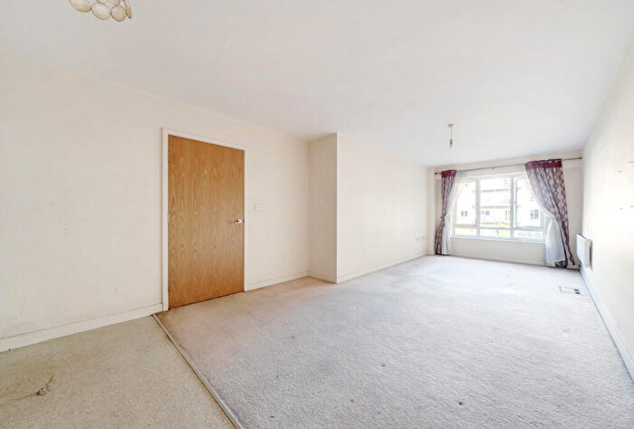 3 Bedroom Apartment For Sale In Boulevard Drive, London, NW9