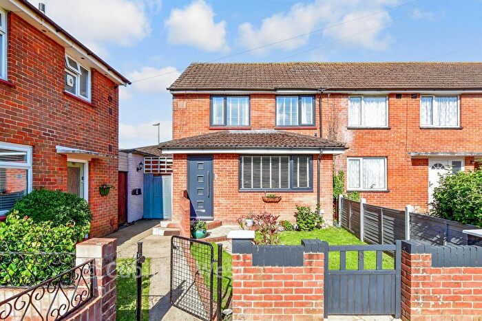 3 Bedroom End Of Terrace House For Sale In Bondfields Crescent, Havant, Hampshire, PO9