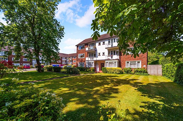 2 Bedroom Flat To Rent In Lovelace Gardens, Surbiton, KT6