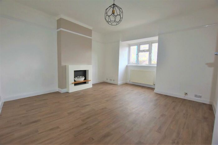1 Bedroom Flat To Rent In The Broadway, Darkes Lane, Potters Bar, Hertfordshire, EN6