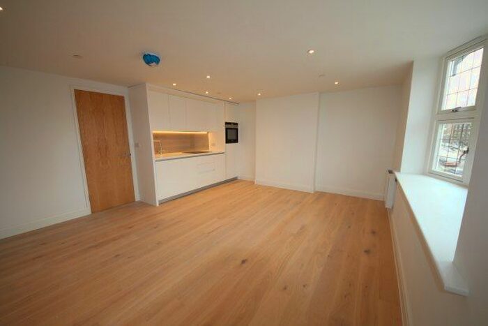 1 Bedroom Flat To Rent In King Georges Walk, Esher, KT10