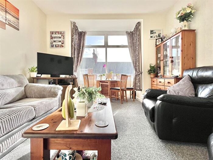 3 Bedroom Maisonette For Sale In Abbotsbury Road, Weymouth, DT4