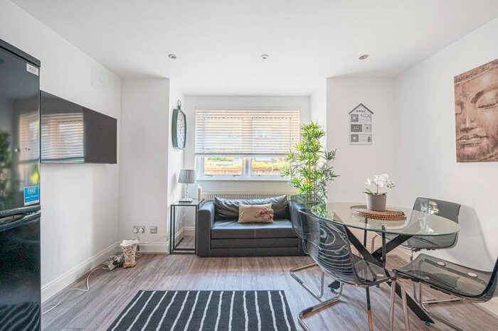 2 Bedroom Flat To Rent In Great Western Road, Maida Vale, London, W9