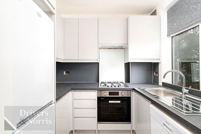 3 Bedroom Flat To Rent In Hutton Grove, North Finchley, London, N12