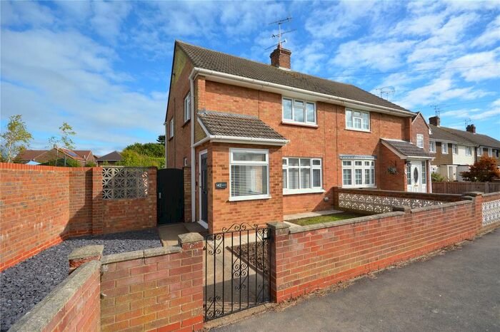 3 Bedroom Semi-Detached House To Rent In Long Brandocks, Writtle CM1