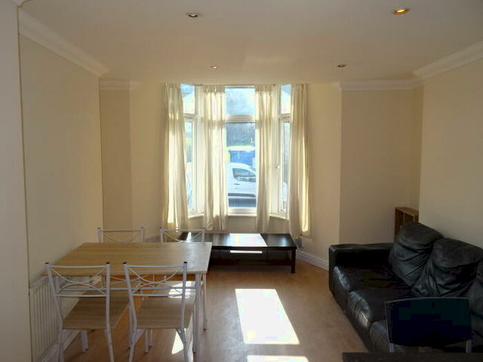 2 Bedroom Flat To Rent In Broadway, Treforest, CF37